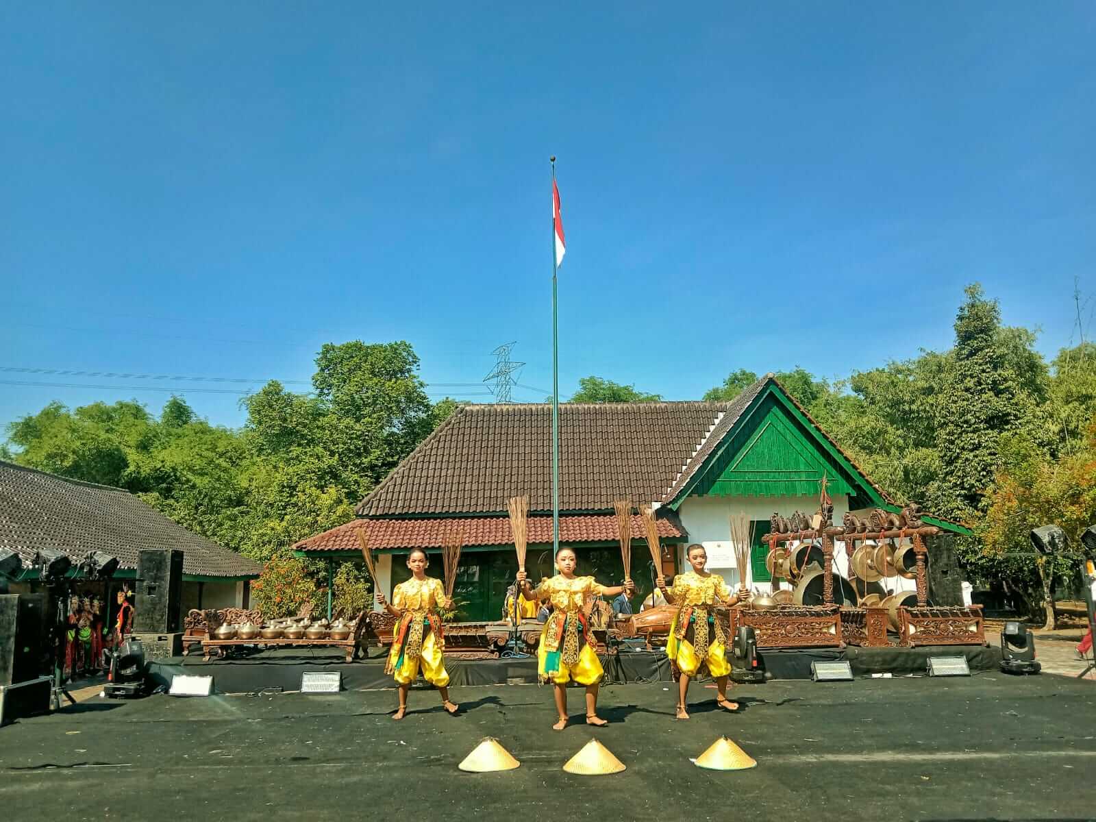 Pentas seni tradisi di panggung terbuka museum krt radjiman wedyodiningrat dok Catra